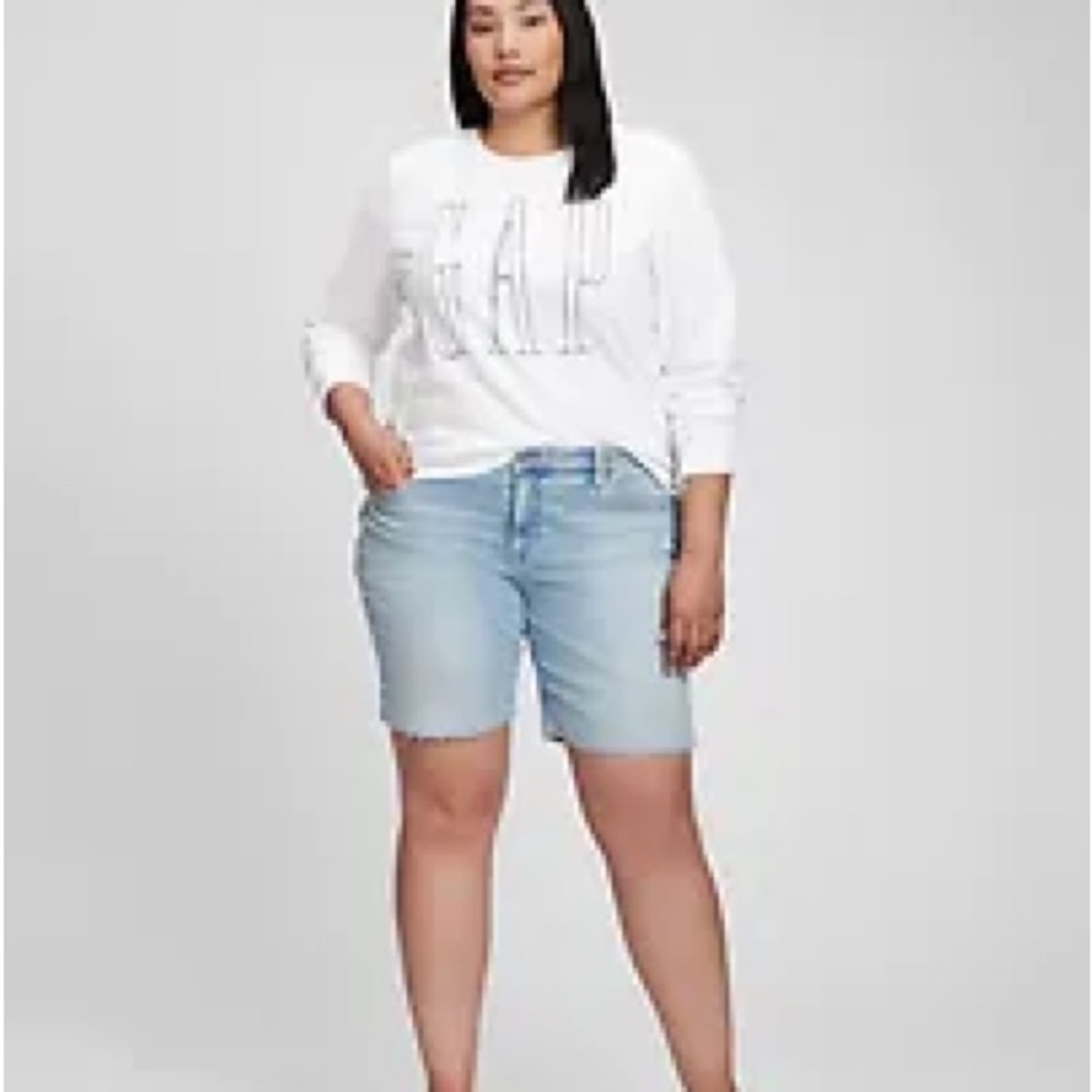 NWT Gap Logo Sweatshirt  COLOR WHITE SIZE LARGE